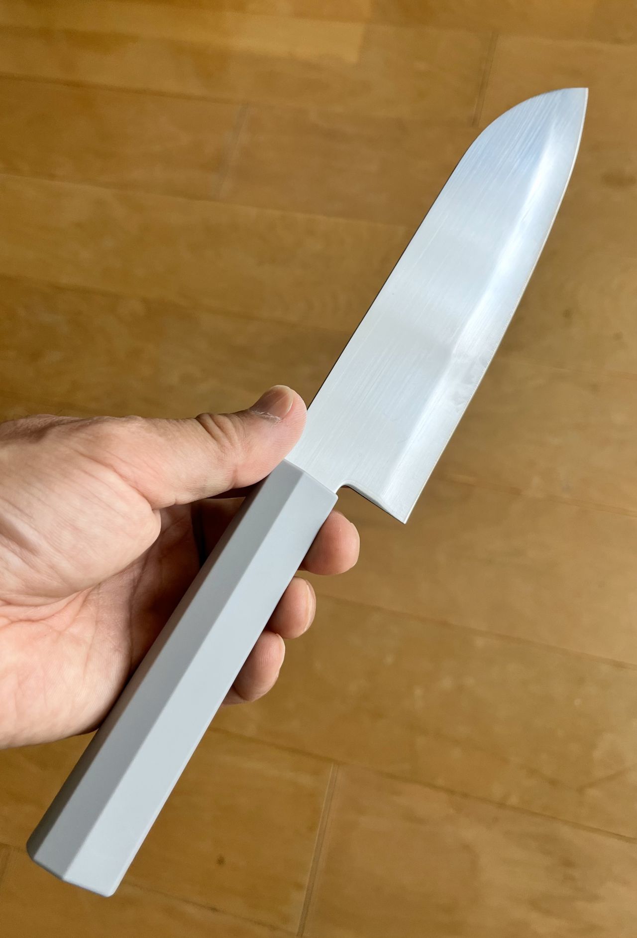 ダイソーでかった包丁。関市の物。1000円。